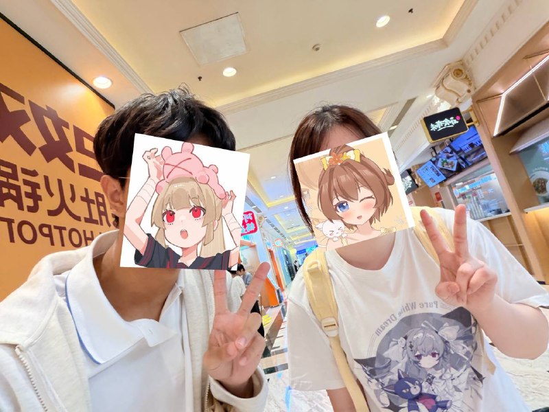 上海day7和舞萌大神@megumi 偶遇了！超级幸运！收到了超可爱的无料！然后合了一个fdx！感谢！上海day7和舞萌大神@megumi 偶遇了！超级幸运！收到了超可爱的无料！然后合了一个fdx！感谢！