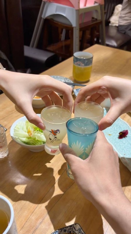 上海day14和@雪柰@桐谷傅傅@泉依 来了makihouse吃得超级开心！p6真的是神一起喝了柚子酒还请店员拍了合照w在上海玩了两周了，今天也是我在上海最后的完整的一天，很幸运能遇到愿意陪我玩的大家，谢谢你们！上海day14和@雪柰@桐谷傅傅@泉依 来了makihouse吃得超级开心！p6真的是神一起喝了柚子酒还请店员拍了合照w在上海玩了两周了，今天也是我在上海最后的完整的一天，很幸运能遇到愿意陪我玩的大家，谢谢你们！