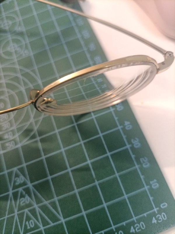 我的眼镜裂了TT