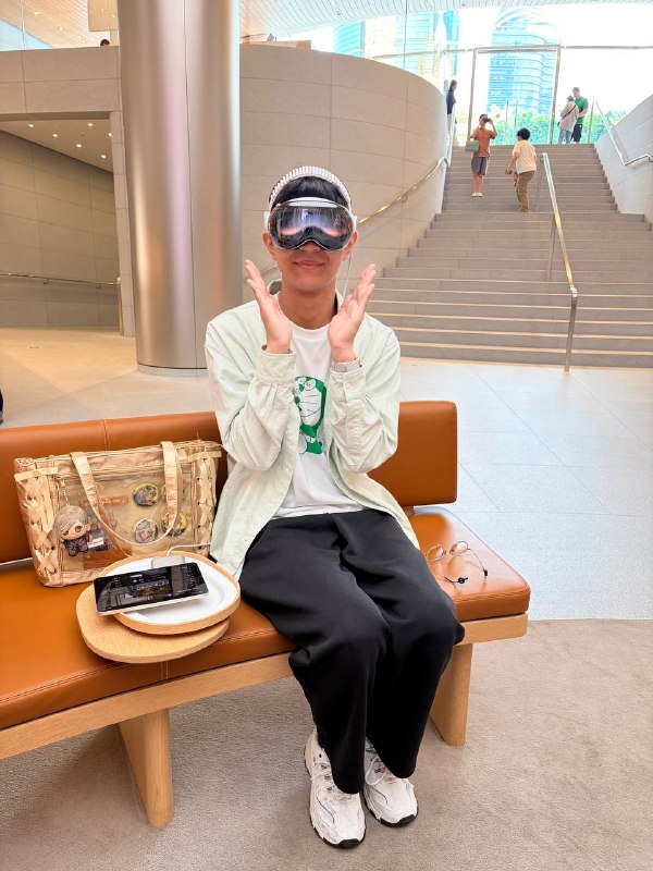 上海day2来了Apple 静安！超级大而且特别高级最重要的是有空调还可以充电，适合挂壁体验了Vision Pro，让店员帮我拍了张照片w上海day2来了Apple 静安！超级大而且特别高级最重要的是有空调还可以充电，适合挂壁体验了Vision Pro，让店员帮我拍了张照片w