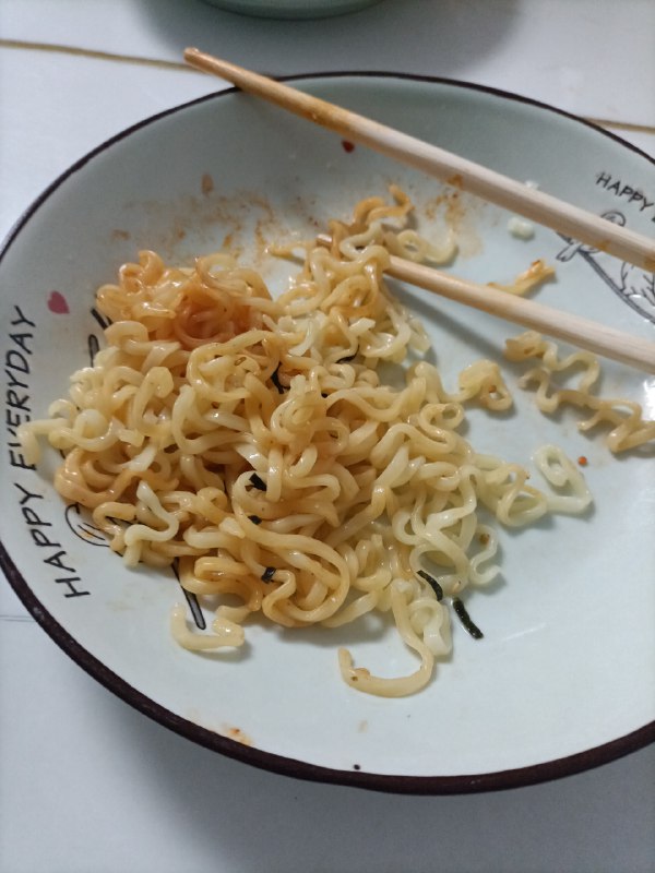 肯德基和火鸡面（刚泡好的时候没拍到照片，只有快吃完的了）p3其实有点难喝肯德基和火鸡面（刚泡好的时候没拍到照片，只有快吃完的了）p3其实有点难喝