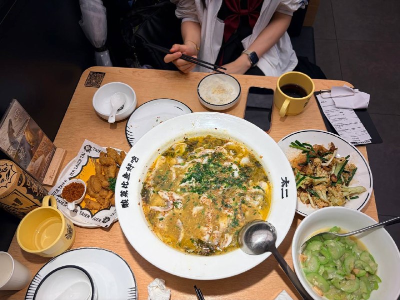 上海day6和@雪柰 去窝玩了玩，小猫咪可爱捏然后来世纪汇吃了超级好吃的酸菜鱼还被星巴克前员工（雪柰）请了星冰乐然后去了陆家嘴，和东方明珠合照了现在在苹果店挂壁中www上海day6和@雪柰 去窝玩了玩，小猫咪可爱捏然后来世纪汇吃了超级好吃的酸菜鱼还被星巴克前员工（雪柰）请了星冰乐然后去了陆家嘴，和东方明珠合照了现在在苹果店挂壁中www