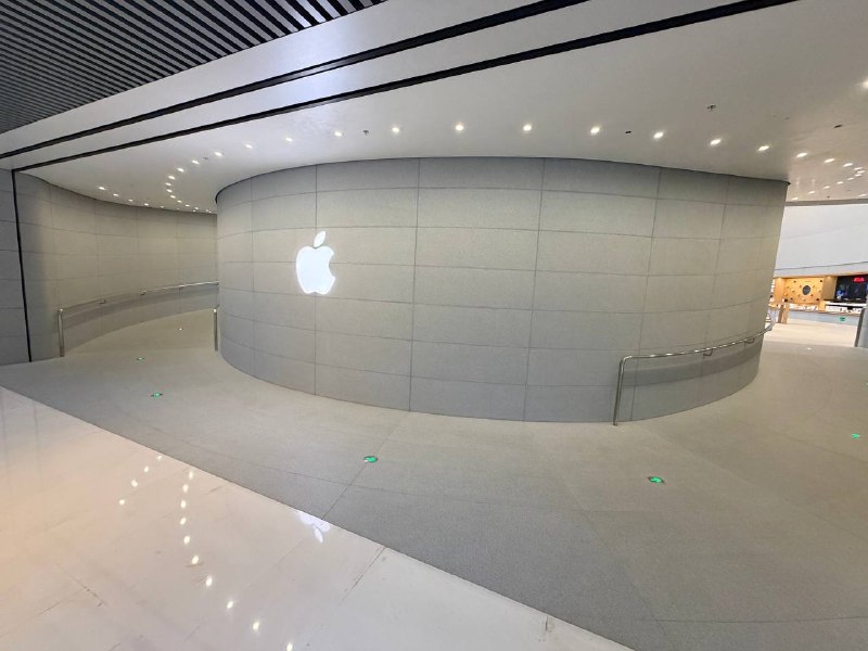 上海day2来了Apple 静安！超级大而且特别高级最重要的是有空调还可以充电，适合挂壁体验了Vision Pro，让店员帮我拍了张照片w上海day2来了Apple 静安！超级大而且特别高级最重要的是有空调还可以充电，适合挂壁体验了Vision Pro，让店员帮我拍了张照片w