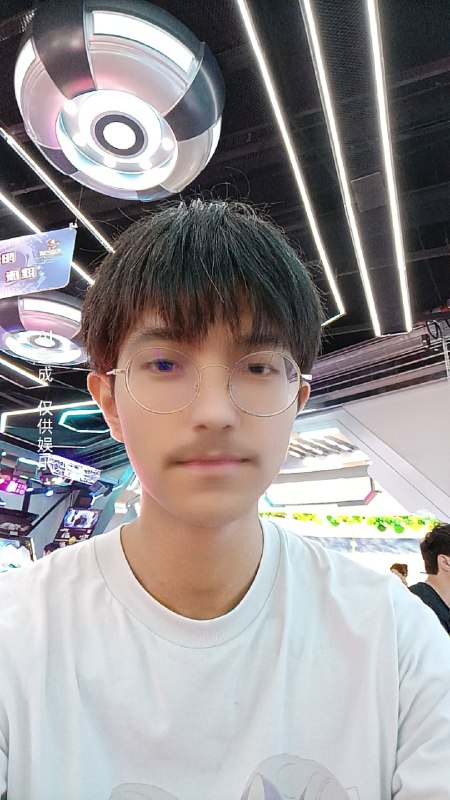 注意看这个人要发自拍了注意看这个人要发自拍了