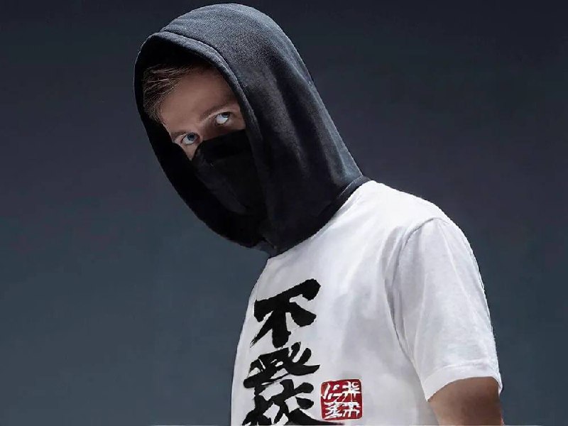 最近会不自觉的哼Faded…艾伦走路人看你干的好事